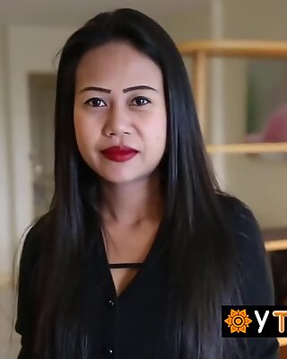 Asia gadis disambut di hotel dengan penis besar di memeknya