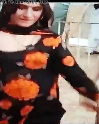 Desi Pakistan Shemales Dance và Show Boobs