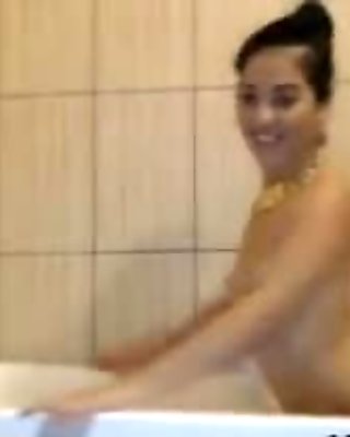 Gata se masturba na banheira