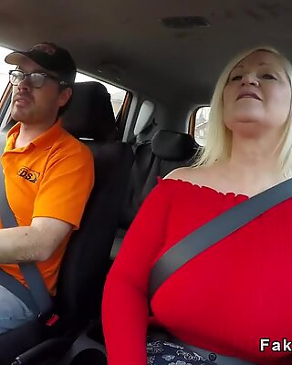 Énormes seins femme mûre tringle instructeur en voiture