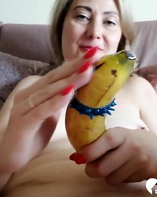 Samotny Mamuśki używa banany na sobie