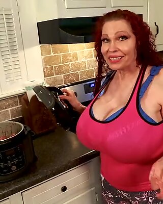 Hot Youtuber mit Großen Titten Teddi Barrett in der Küche