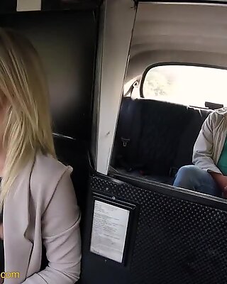 Wanita palsu teksi berambut perang cantik mengongkong penumpangnya