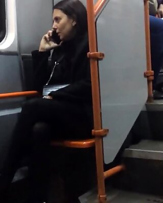 Hot dögös középkorú anyák in black combfix in late tram