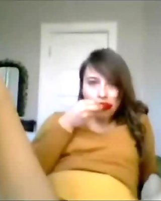18yo teen shows how to eat strawberries