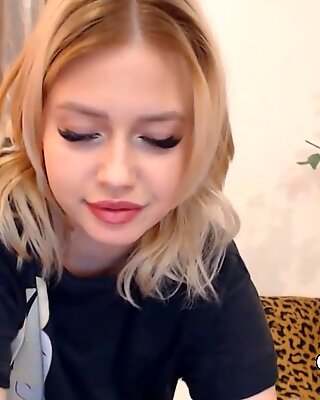 Blondine tøs knepper sin fisse på webcam