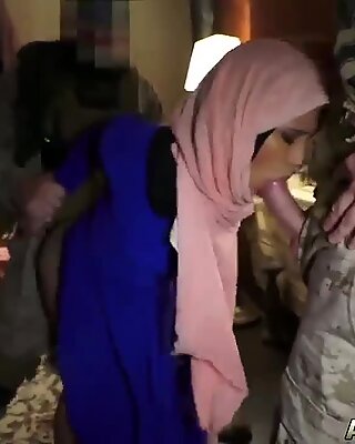 Dans arab și matură mame locală care lucrează fata