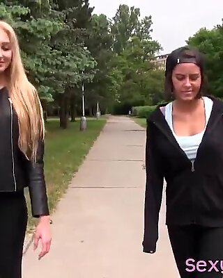 Лесбиянки молодёжь вылизывают киску во время игры на улице