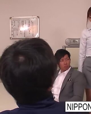 Japonais stunner a un trois voies dans le salon du professeur